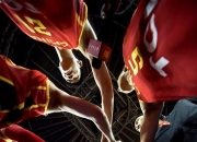 爱游戏亚洲官网-紧张激烈的场面，球员们全力以赴