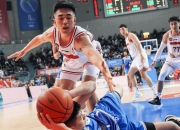 爱游戏登录入口-球员命中三分球，进攻端稳定流畅达胜利