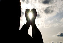 爱游戏在线登录-温馨氛围中涌现球员实力，球场热度不降