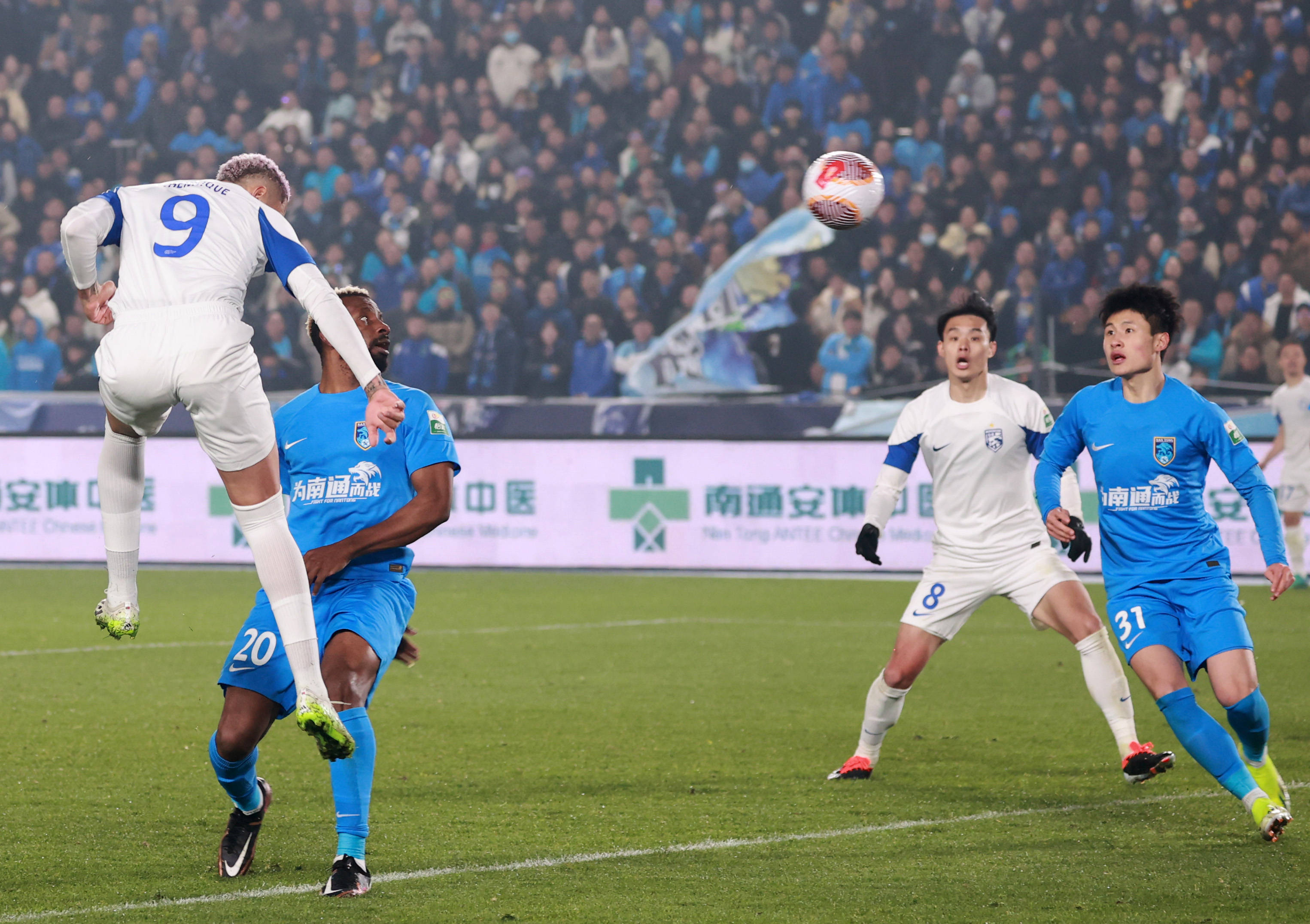 在上海海港赛场上演中超,团战,引发弹幕炸裂的简单介绍 在上海海港赛场上演中超,团战,引发弹幕炸裂的简单介绍