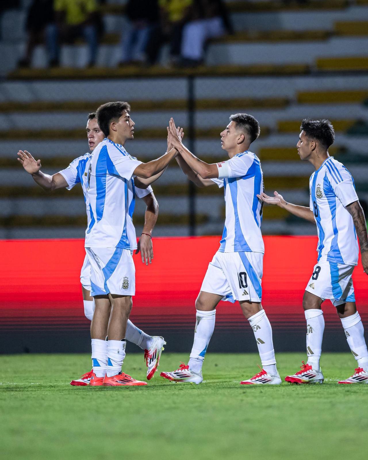 阿根廷重剑选手力挫对手,喜获男子团体银牌 阿根廷重剑选手力挫对手,喜获男子团体银牌