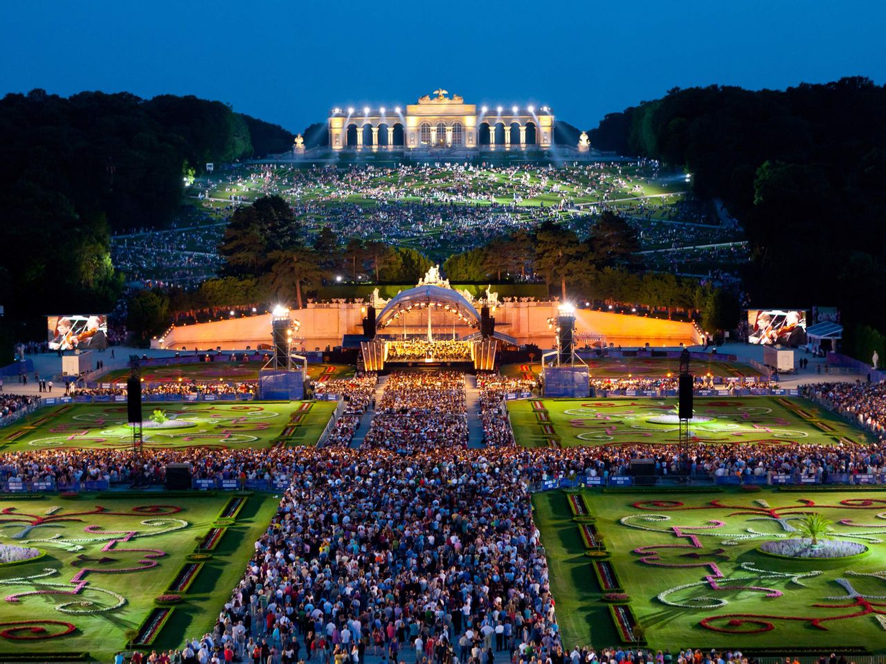 包含维也纳维也纳击败希腊，欧预赛淘汰赛席位增加变数的词条