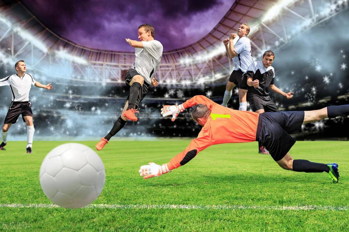 一场激烈的足球比赛引发热议