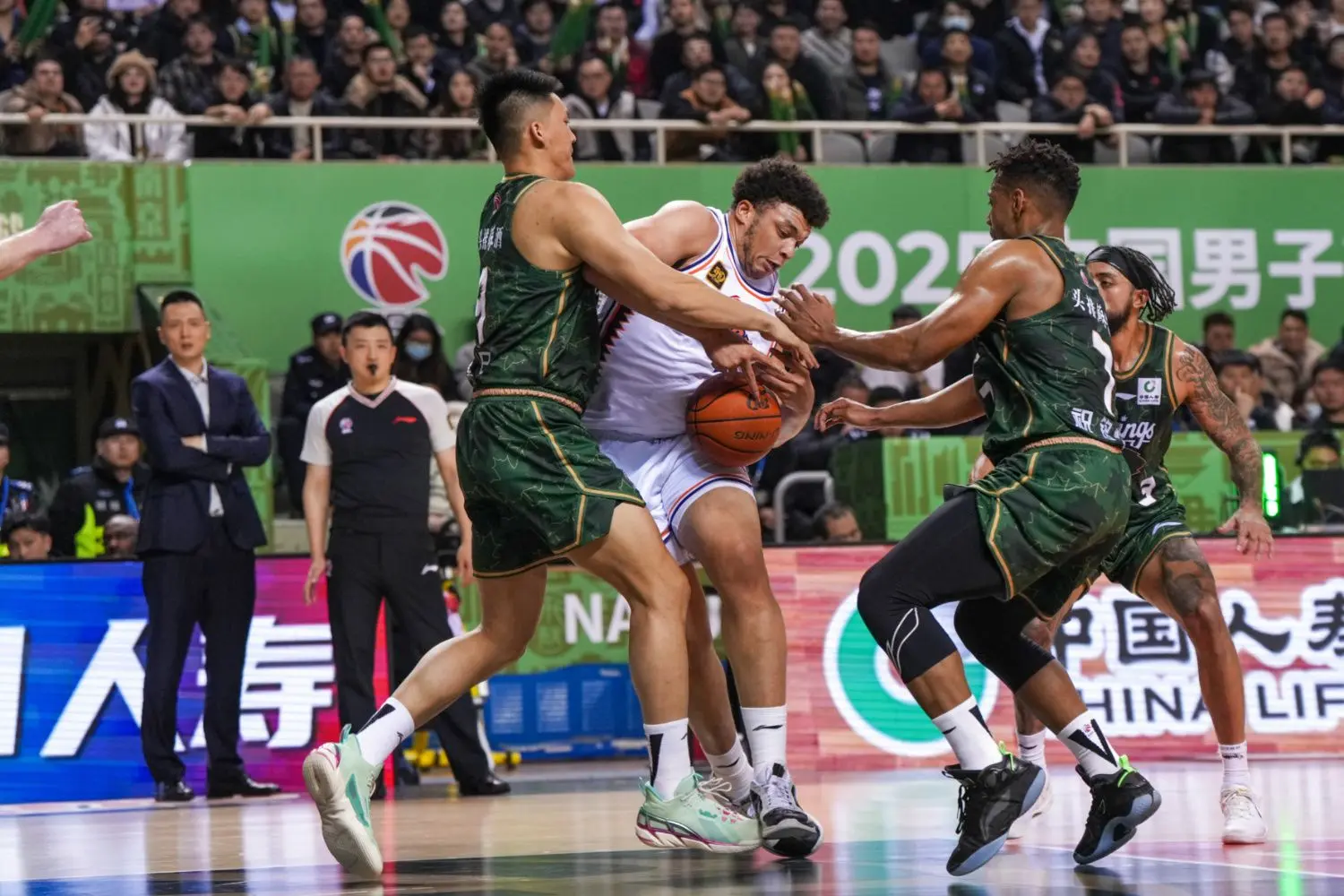 上海队在客场比赛中战胜广州队，取得连胜