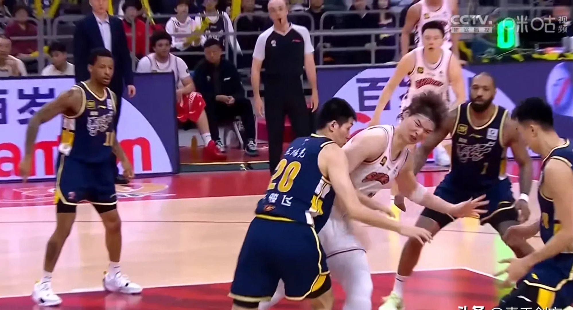 上海队在客场比赛中战胜广州队，取得连胜