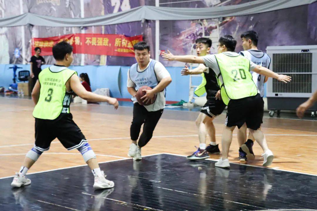 战斗热情澎湃，球场竞技场上的疯狂的简单介绍