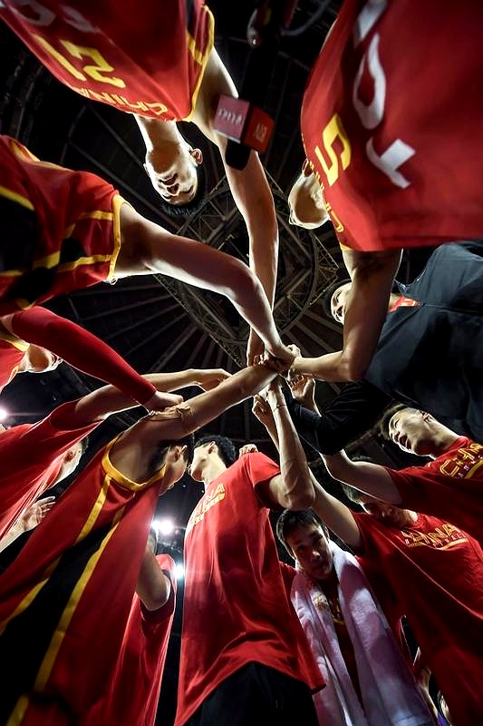 紧张激烈的场面，球员们全力以赴