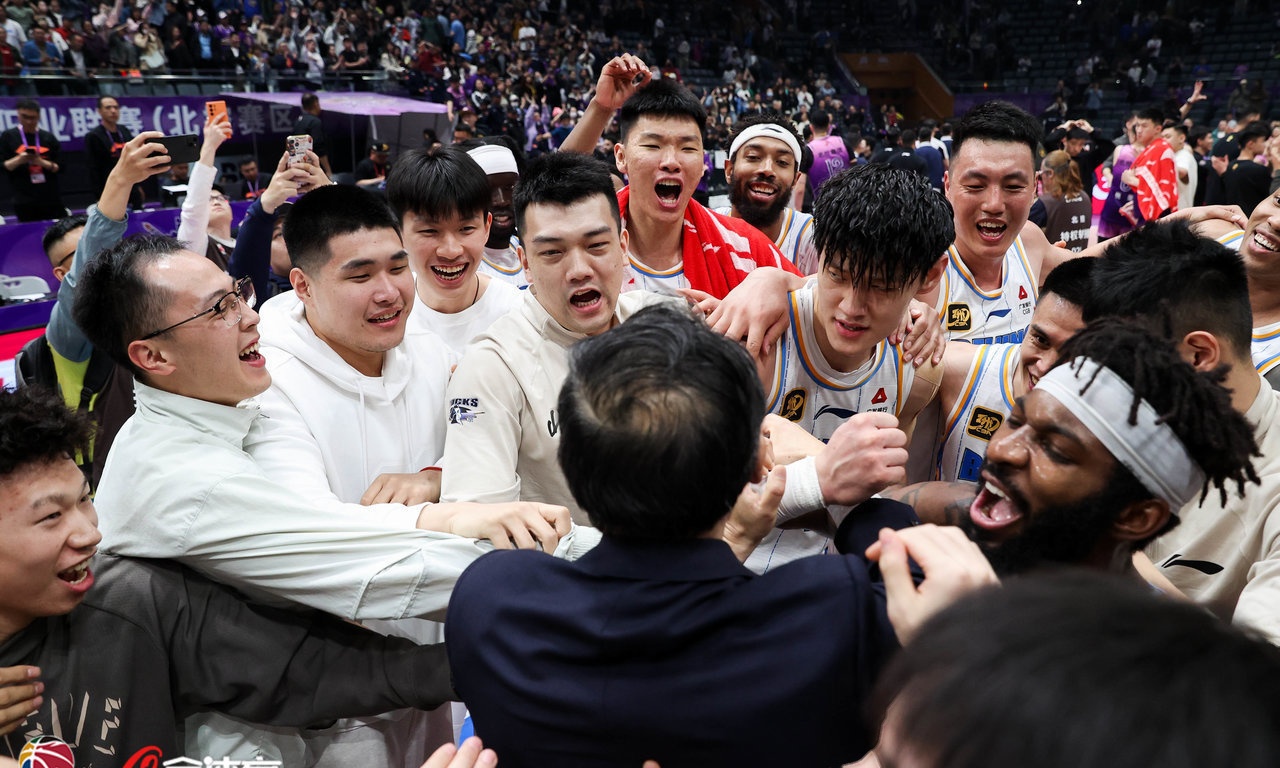 球员全力拼搏,赛场上呈现强强对决 球员全力拼搏,赛场上呈现强强对决