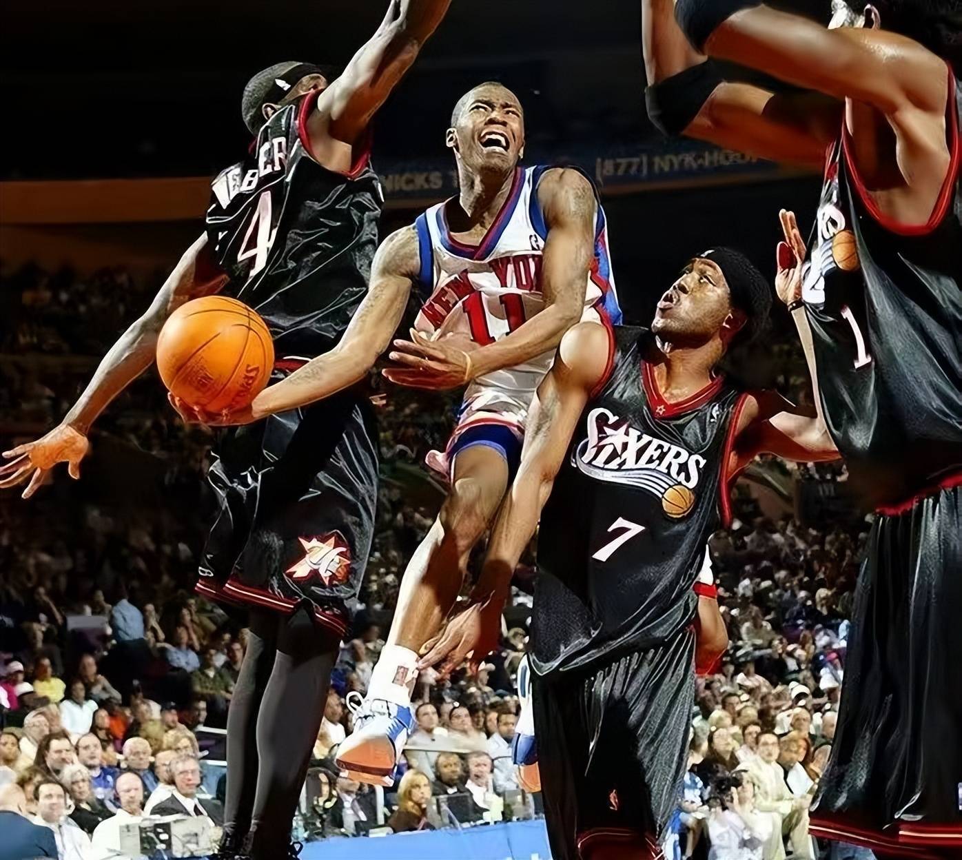 球员全力拼搏,赛场上呈现强强对决 球员全力拼搏,赛场上呈现强强对决