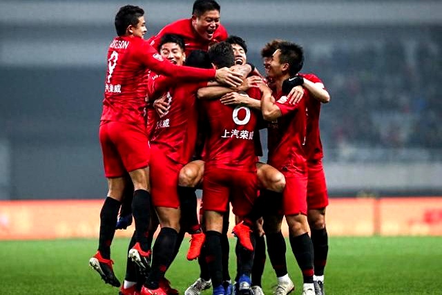 击败对手的队伍全场球迷振奋欢呼的简单介绍