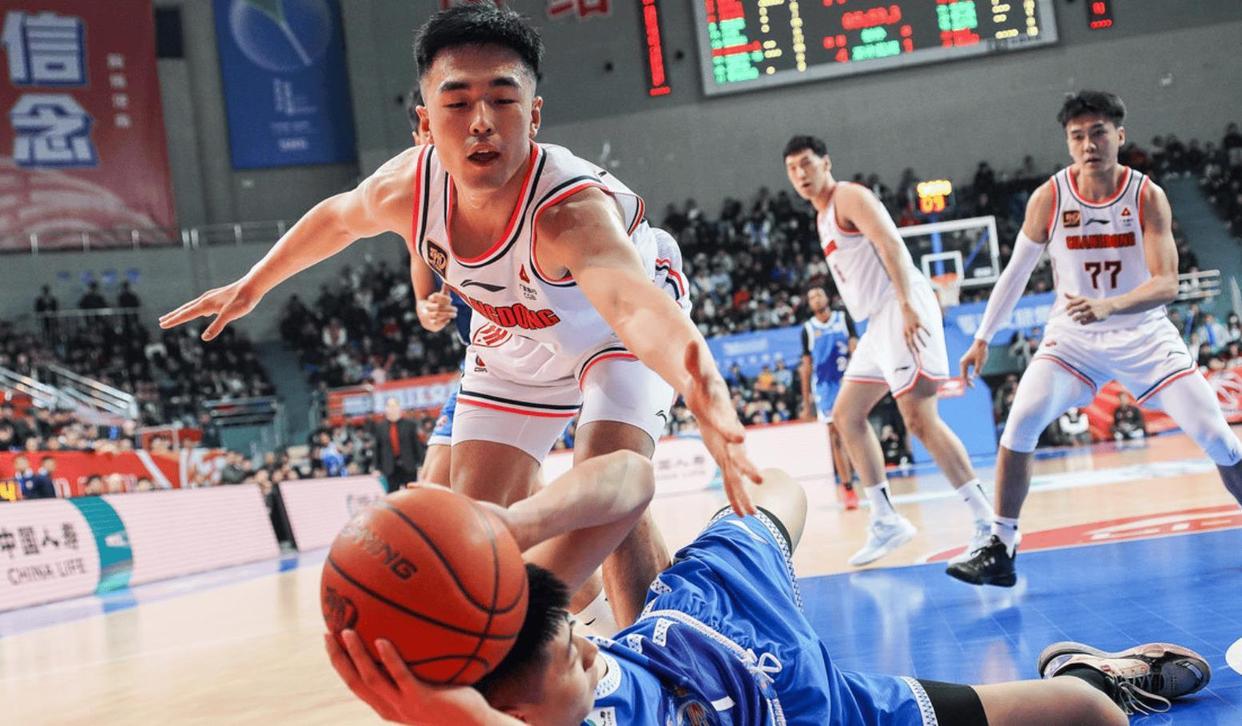 球员命中三分球，进攻端稳定流畅达胜利