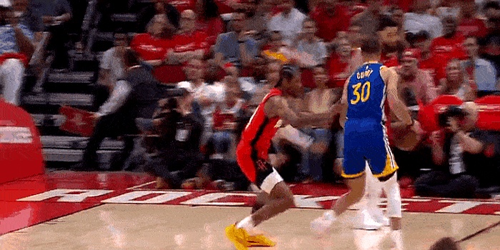 球员命中三分球，进攻端稳定流畅达胜利