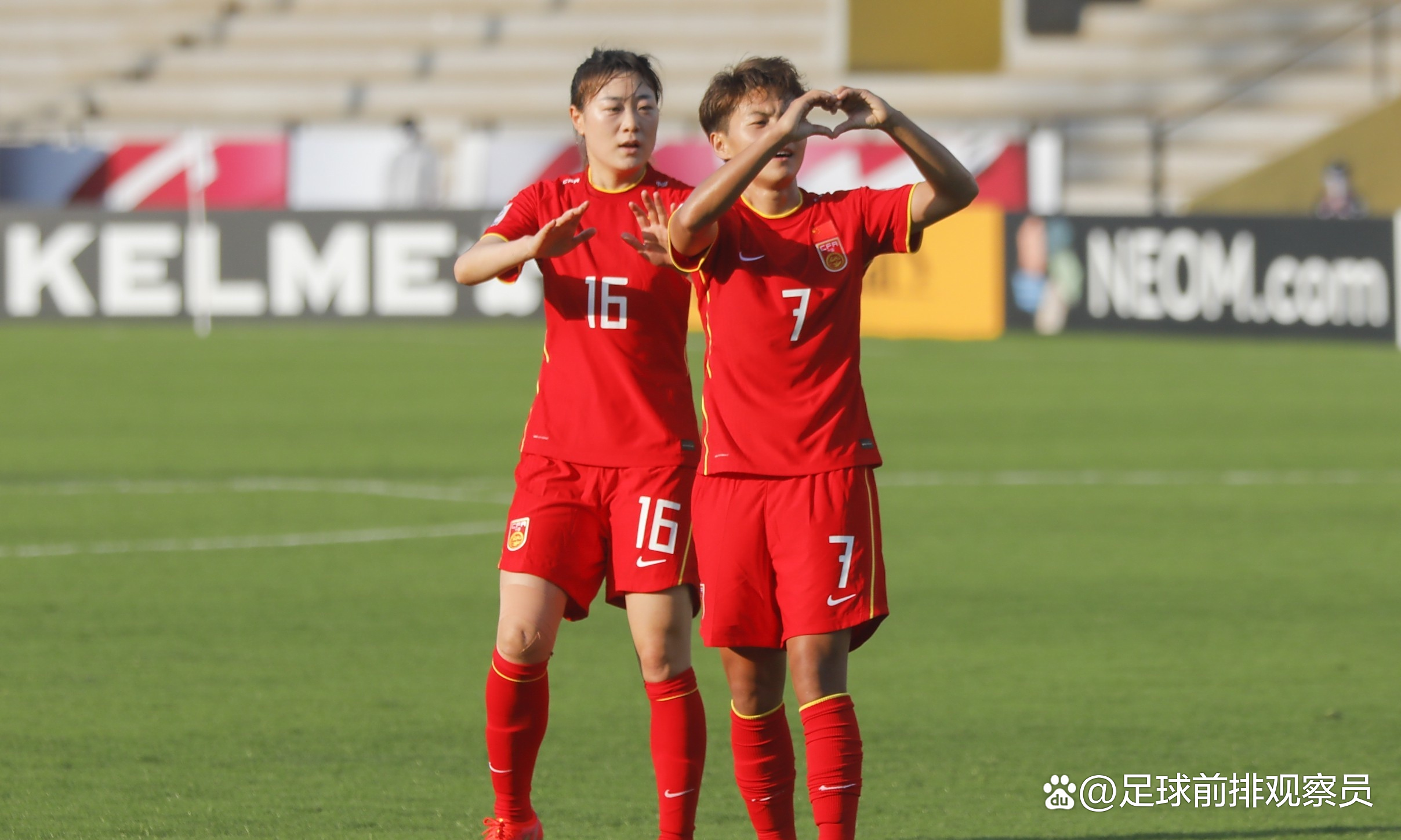 中国女足队员努力拼搏，获得关键胜利