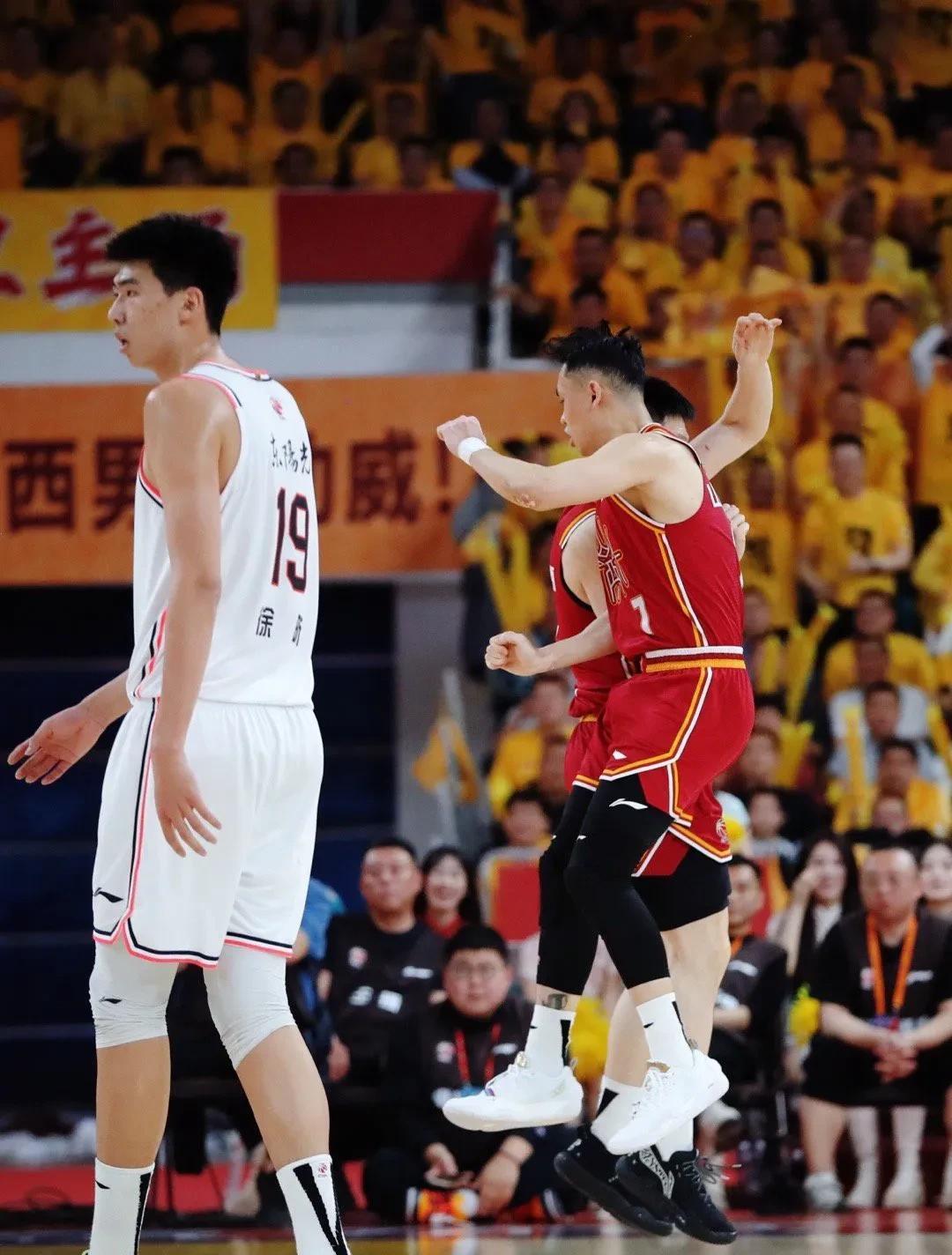 主力球员表现神勇，球队冲劲十足