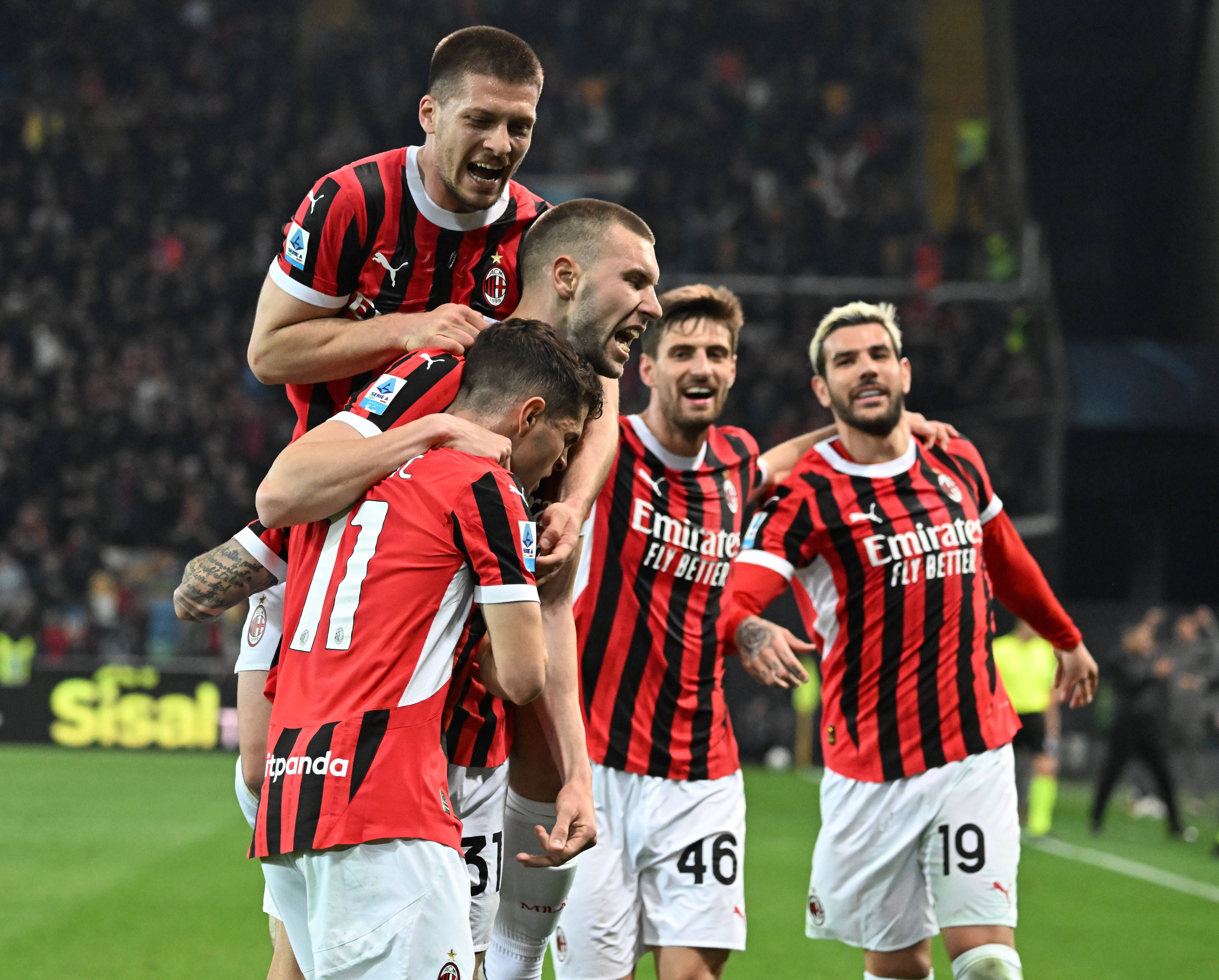 AC米兰主场大胜乌迪内斯，继续领跑积分榜的简单介绍