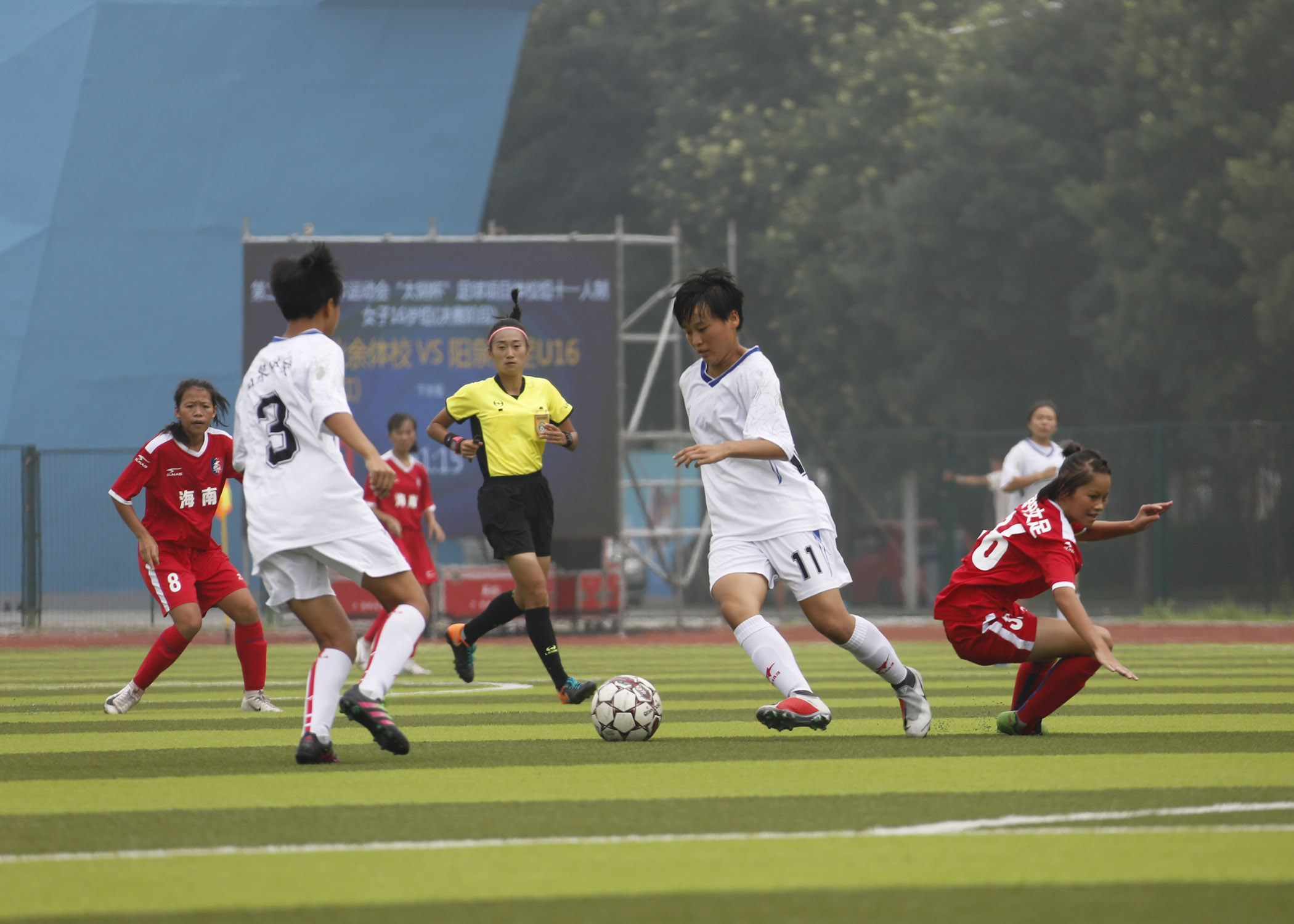 球员斗志昂扬，精彩瞬间频频上演