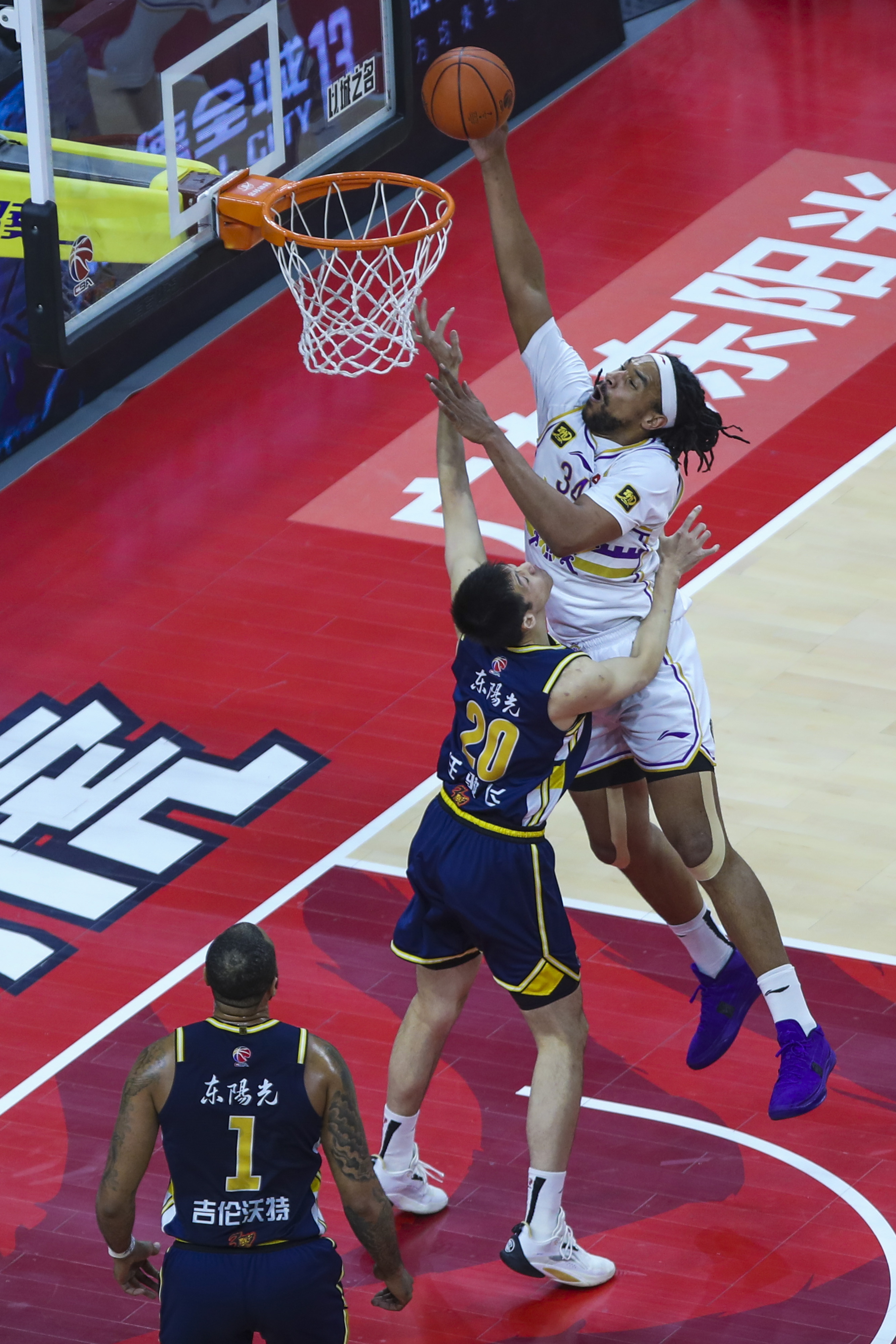 球员斗志昂扬，精彩瞬间频频上演