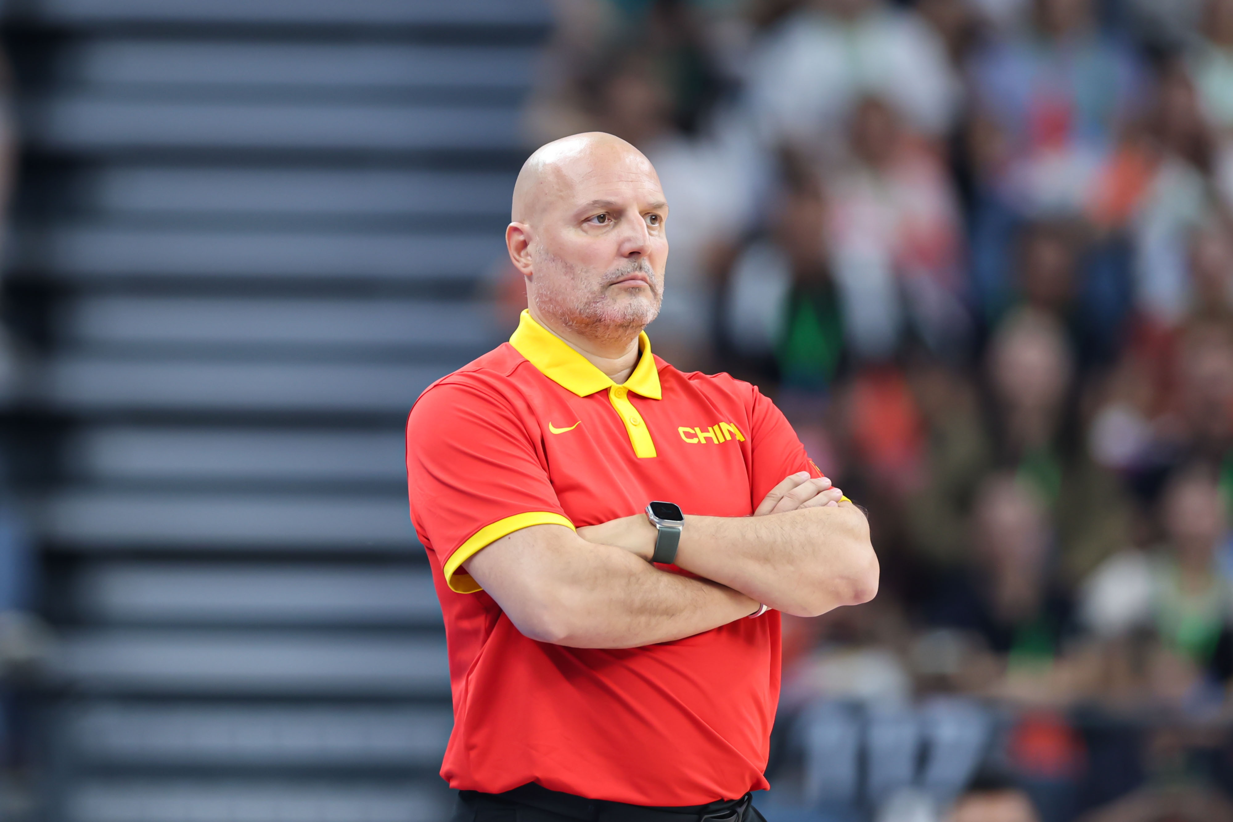 菲律宾队员在比赛中奋勇向前，敢于挑战