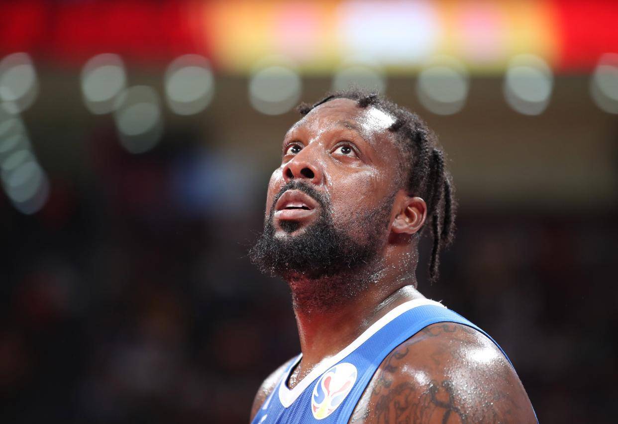 菲律宾队员在比赛中奋勇向前，敢于挑战