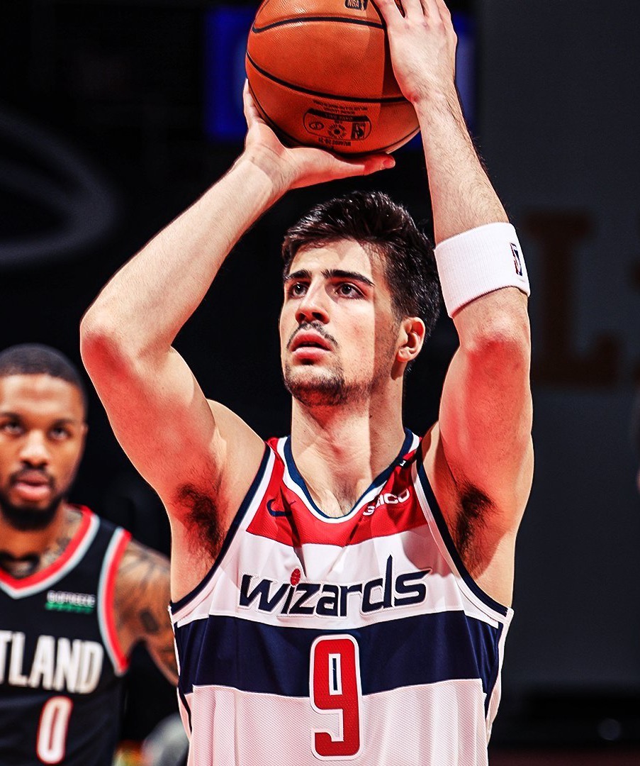 尼斯队球员表现出色，赢得胜利