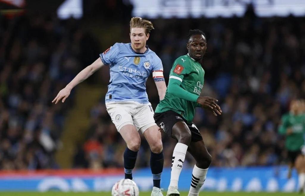 包含曼城前锋一箭穿心独中两元助球队夺冠的词条