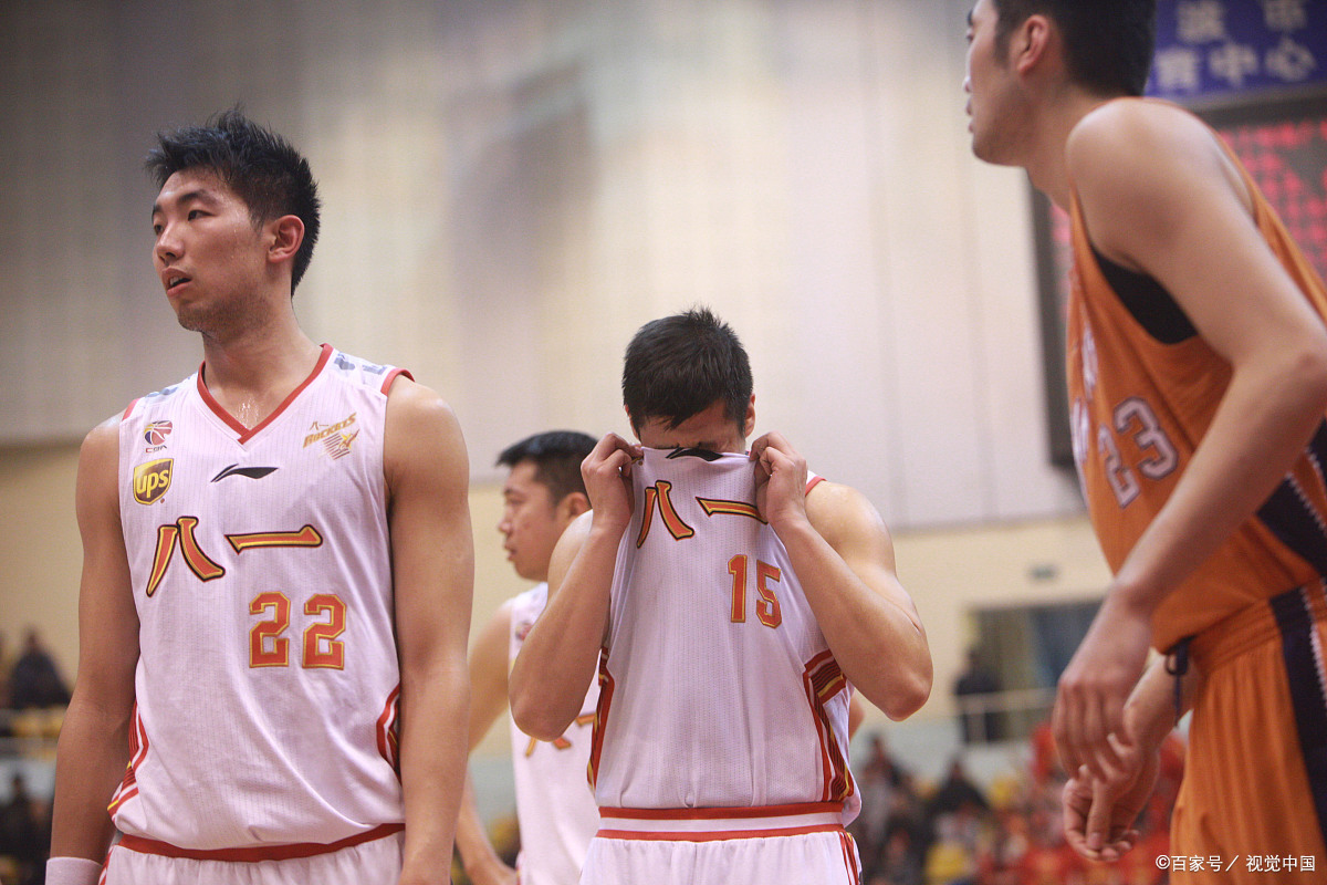 包含新疆男篮整体发挥稳定，赢得球迷掌声的词条