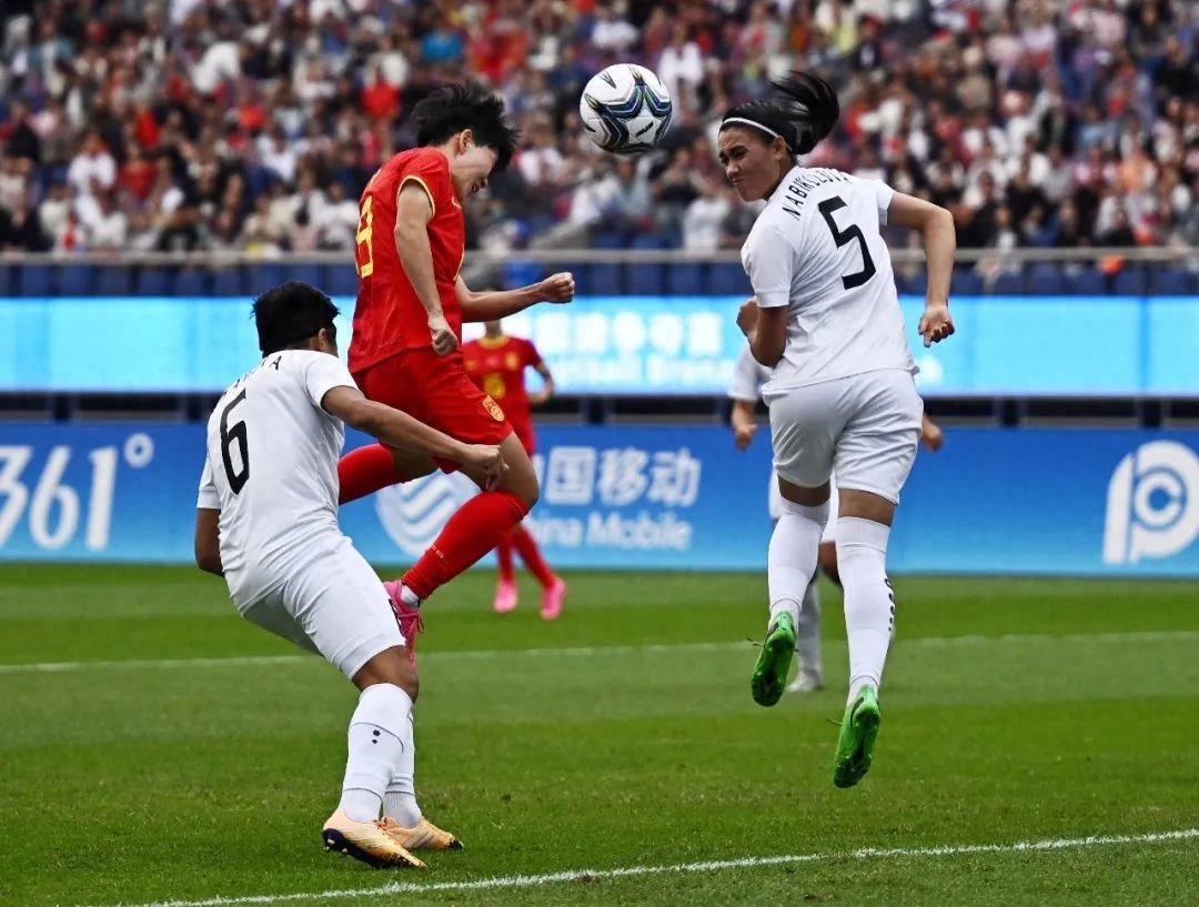 瑞士女足队员掌握先机，赢得比赛