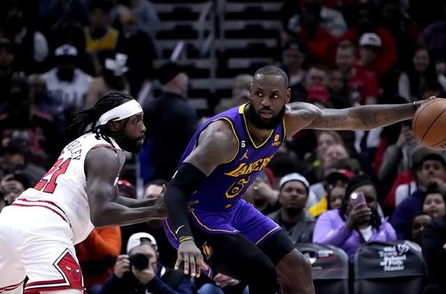 湖人险胜灰熊，詹姆斯威少双双