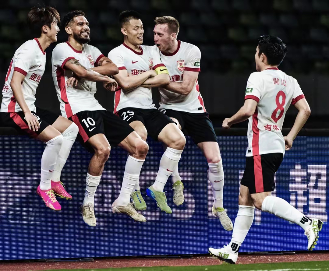 亚泰门将神勇扑救力保球队，迎接挑战的简单介绍