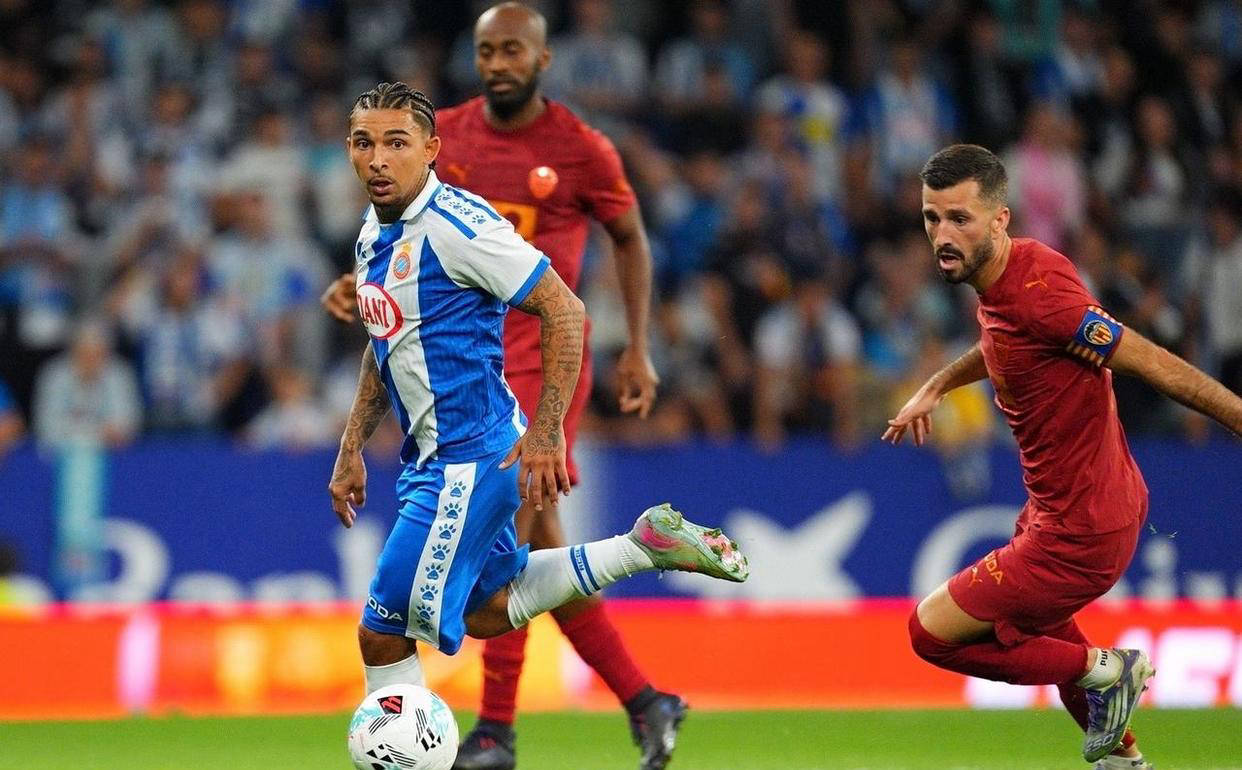 包含马德里竞技将与巴伦西亚争夺胜利的词条