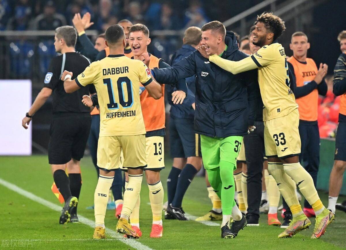 沙尔克继续领跑榜首，击败霍芬海姆